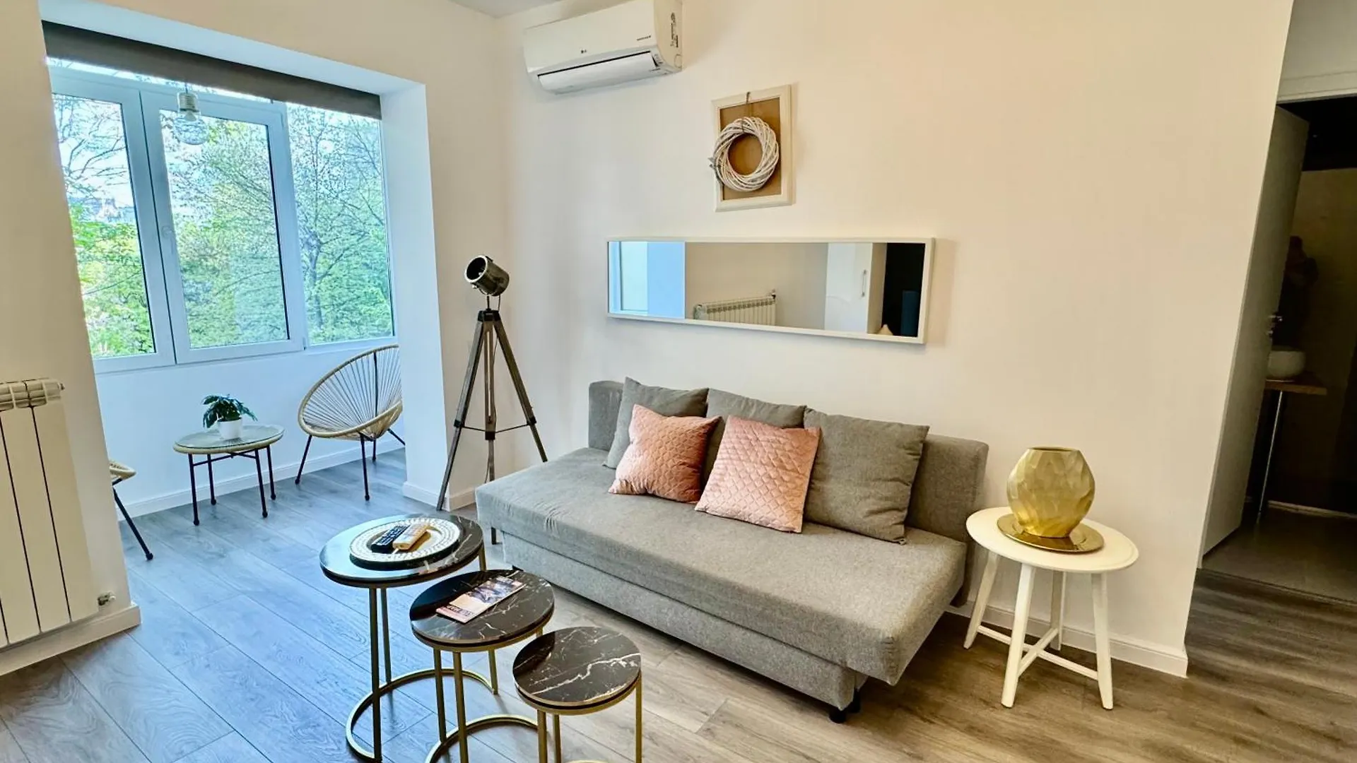 Metropole Apartments Romana Square Бухарест